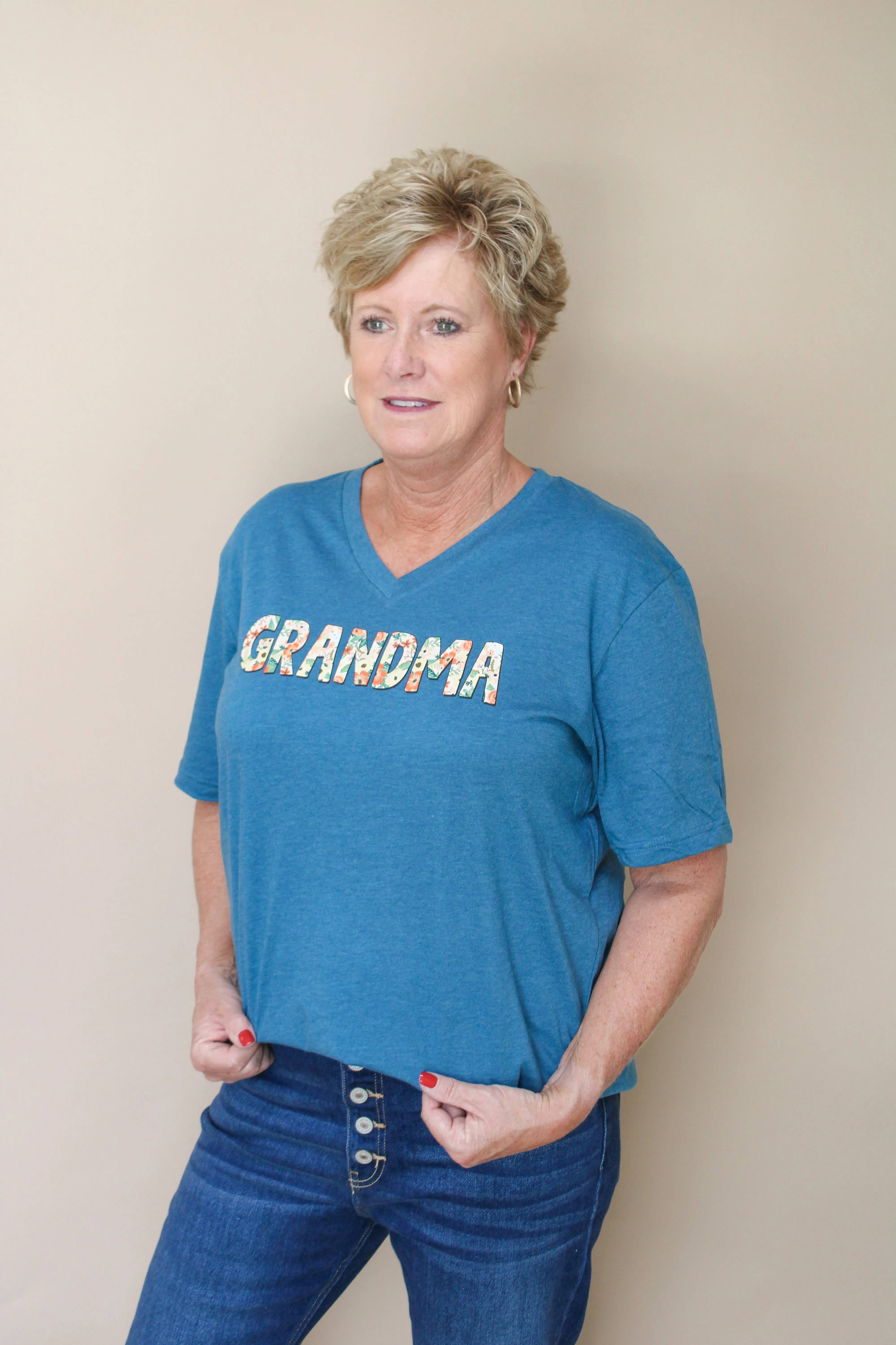 GRANDMA V-NECK GRAPHIC TEE