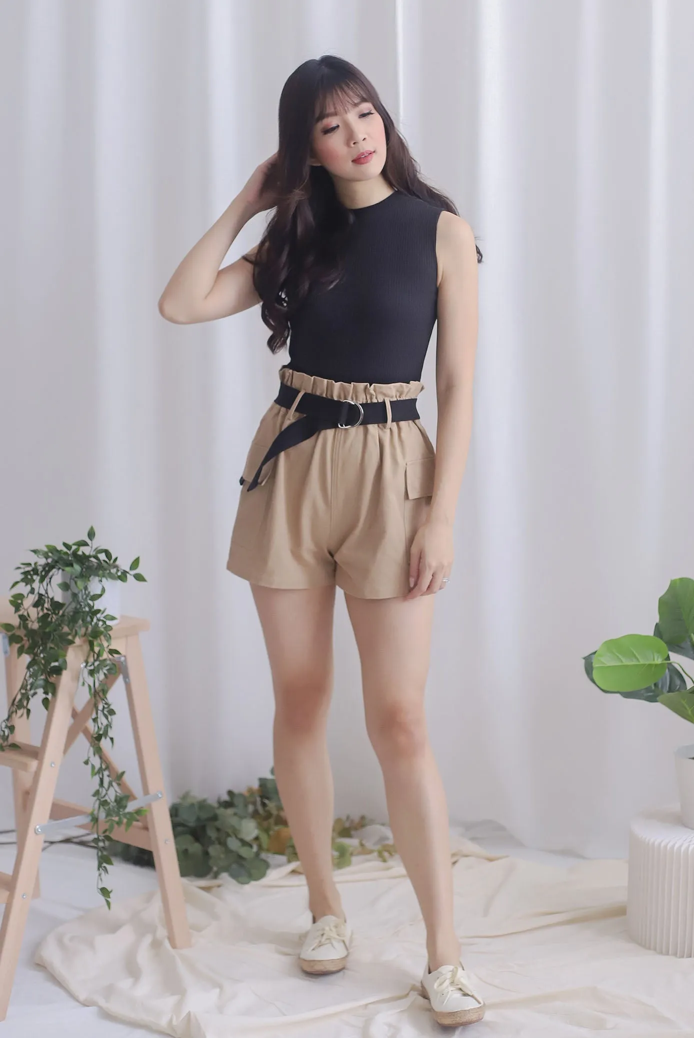 Lara Paperbag Shorts In Camel