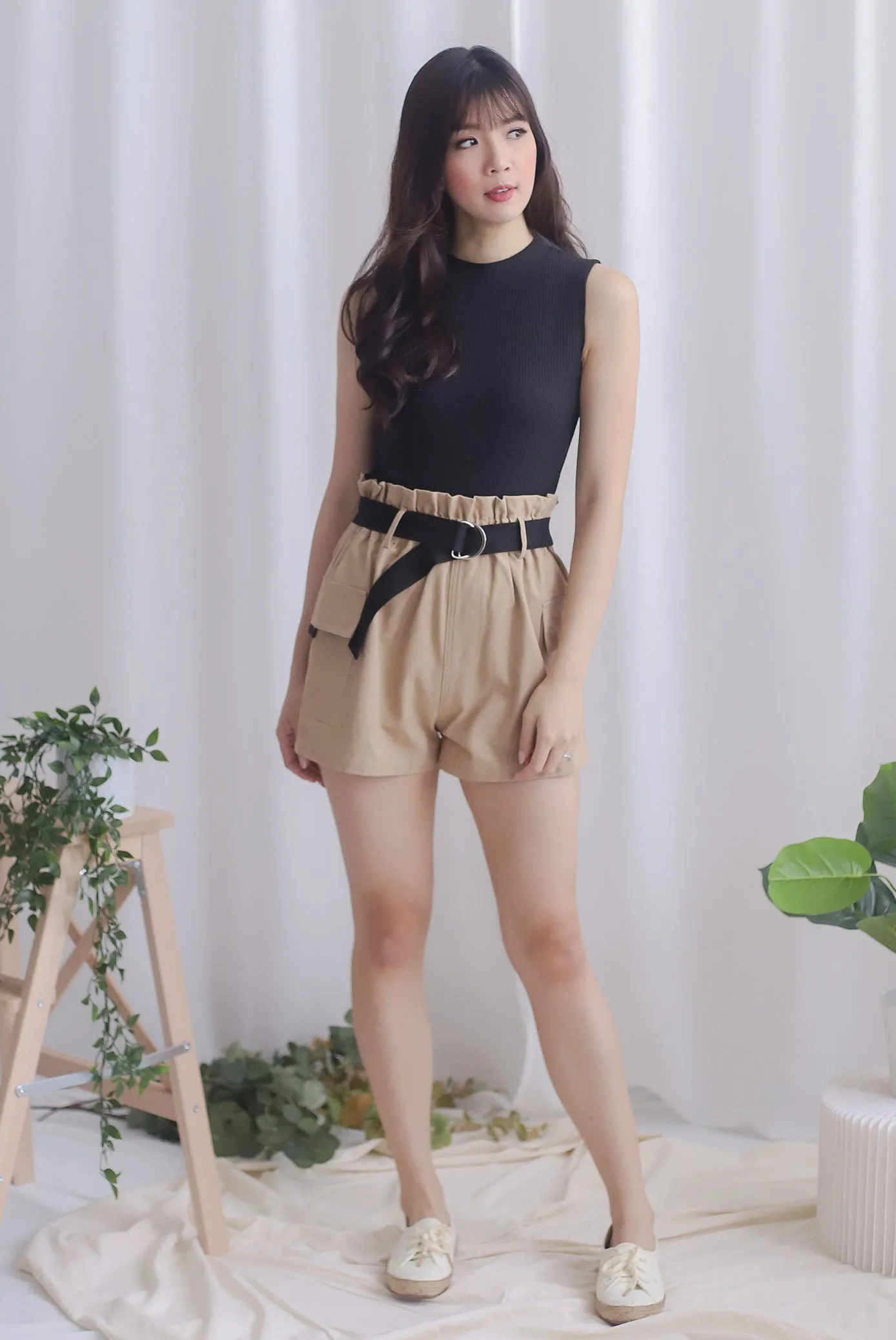 Lara Paperbag Shorts In Camel