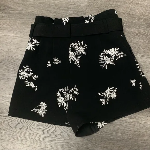 Maje Shorts Black White Ima Floral Embroidered Paper bag Waist Crepe EU-36 ,US-S