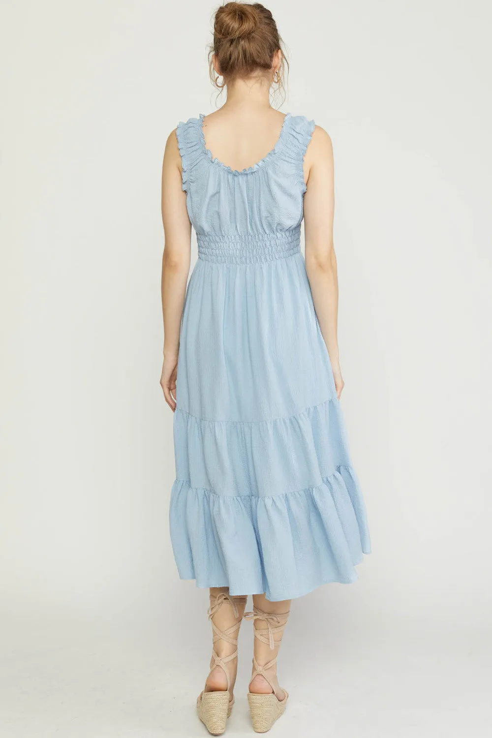 SOLID CRINKLED SCOOP NECK SLEEVELESS TIERED MIDI DRESS