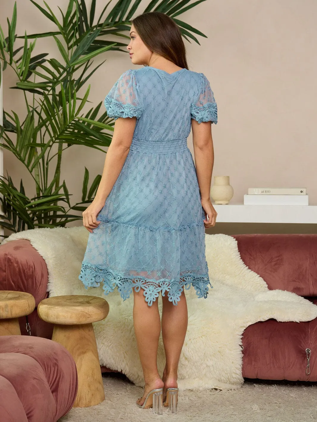 WOMEN'S SHORT SLEEVE V-NECK TIERED LACE MIDI DRESS