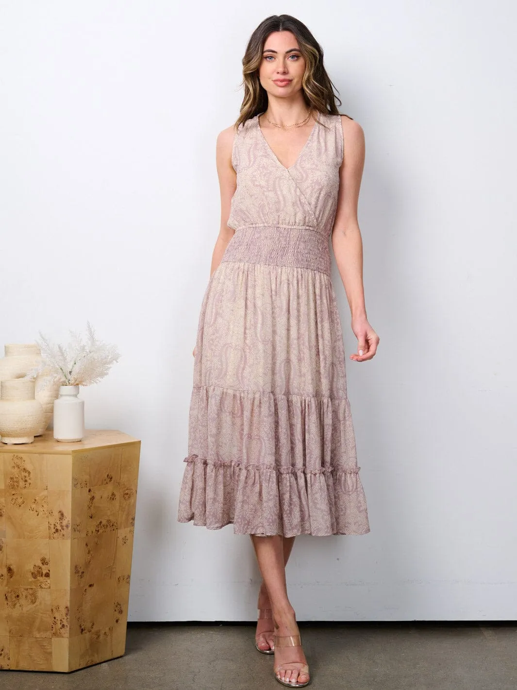 WOMEN'S SLEEVELESS SURPLICE SMOCK WAIST TIERED PRINTED MIDI DRESS